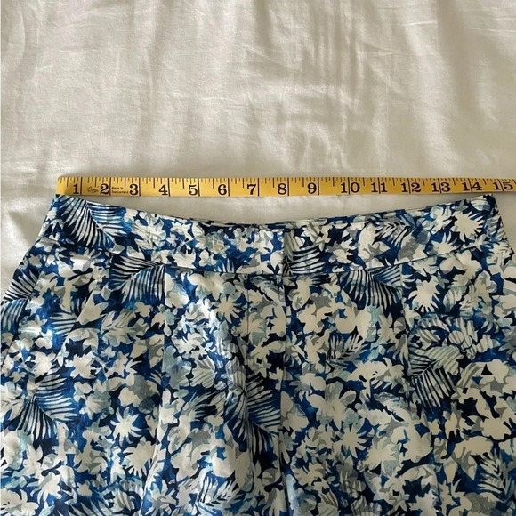 Theory Shorts Palkima Blue White Floral 100% Silk Bermuda Shorts sz 2 Preppy - Picture 8 of 13